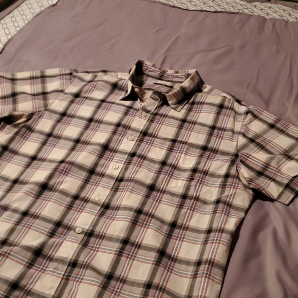 Van Heusen button-down summertime shirt. - Picture 3 of 4
